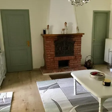 Voeroesparti Ueduelohaz Paloznak