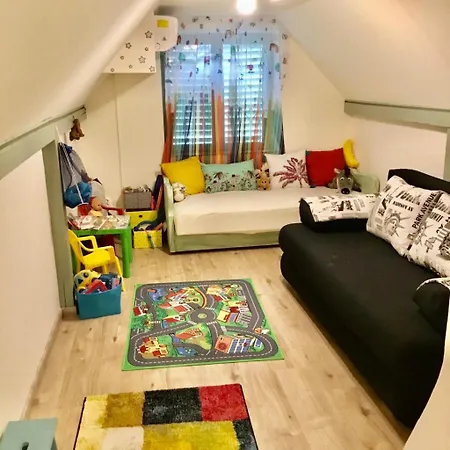 Holiday home Voeroesparti Ueduelohaz Paloznak